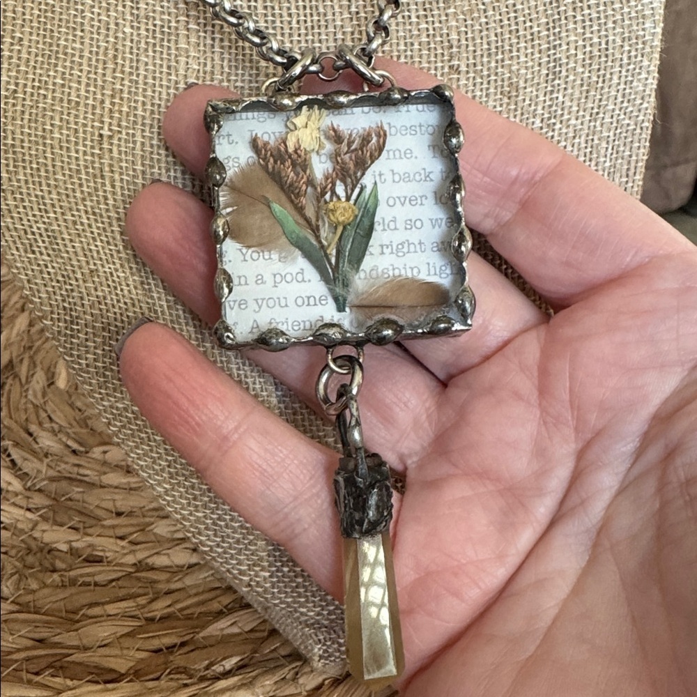 Dried flower shadowbox with crystal - Picture 2 of 6